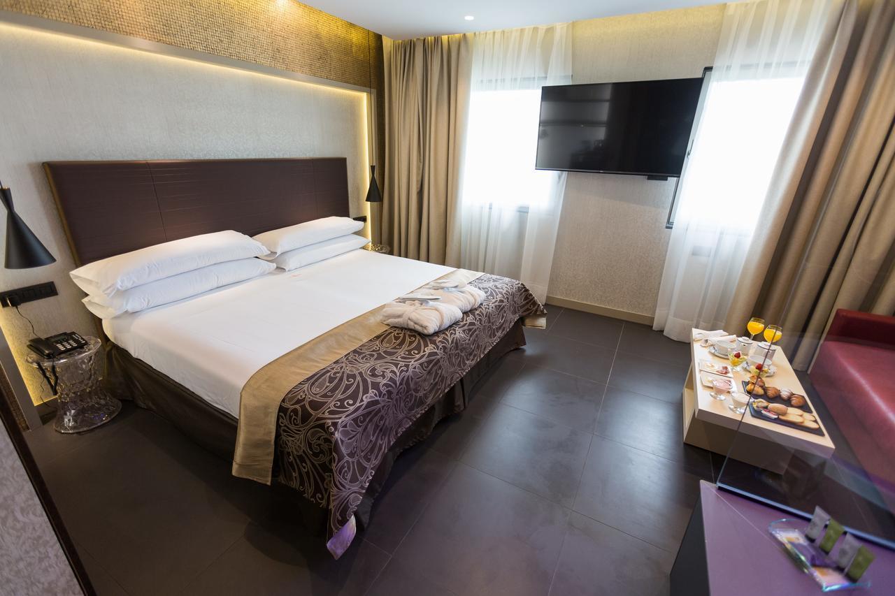 Felix Hotel Valls Bagian luar foto